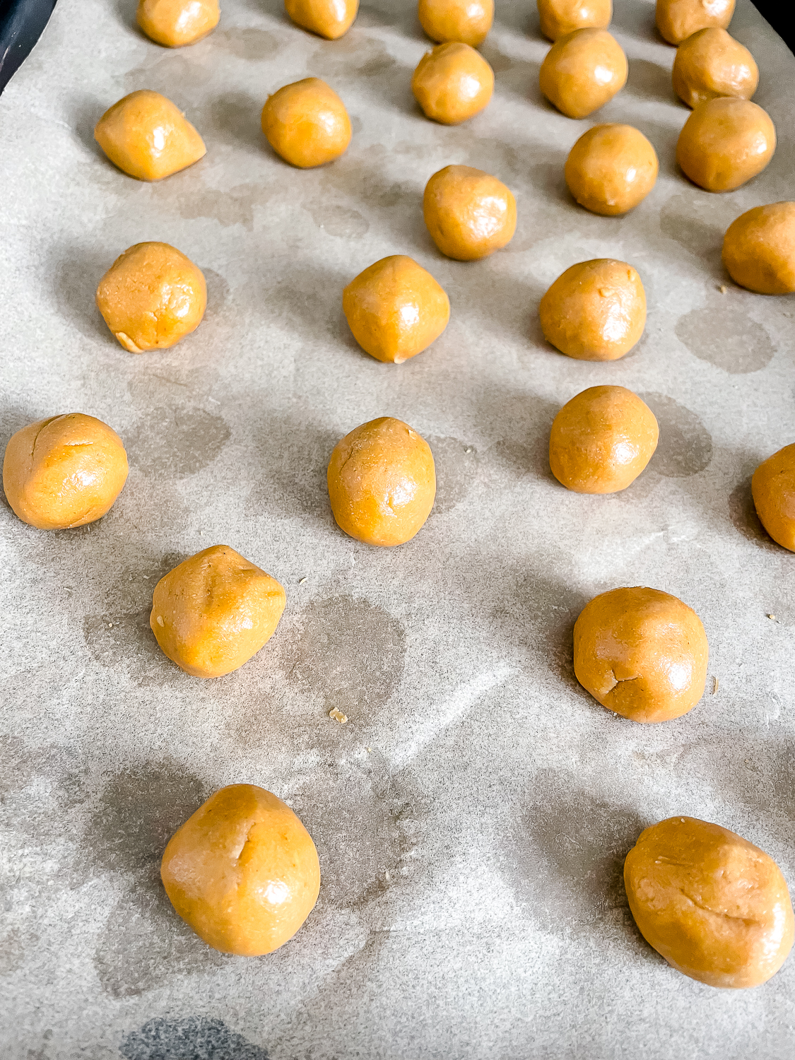 process photo of all of the dough balls on a baking sheet 